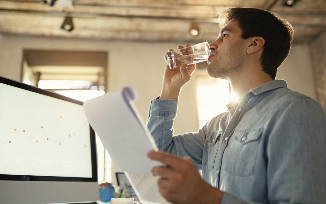 O impacto da hidratação na produtividade: Por que sua empresa precisa de um fornecimento de água constante?
