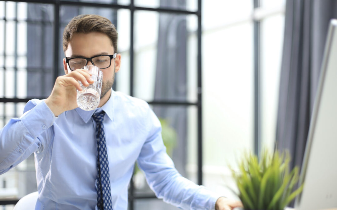 Quantos galões de água de 20L minha empresa precisa por mês? Aprenda a calcular